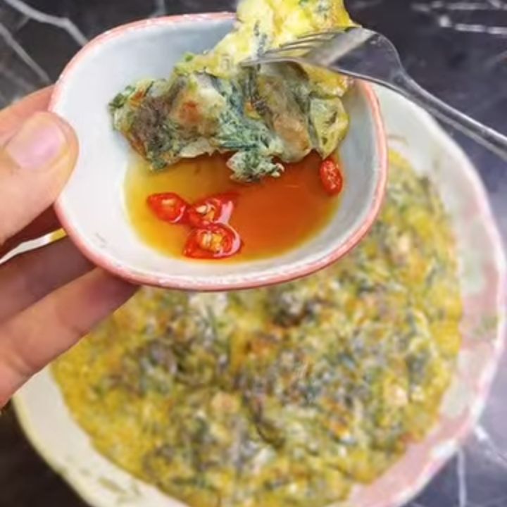 Chấm trứng chi&ecirc;n ngải cứu h&agrave;u