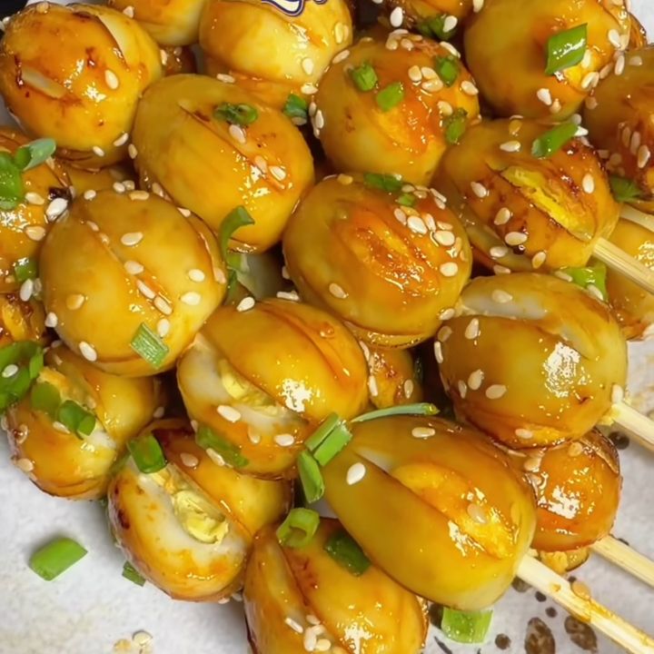 trứng c&uacute;t lắc ph&ocirc; mai xi&ecirc;n que