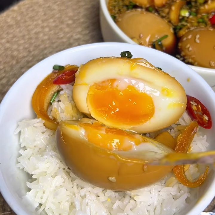 trứng ngâm tương ăn với cơm