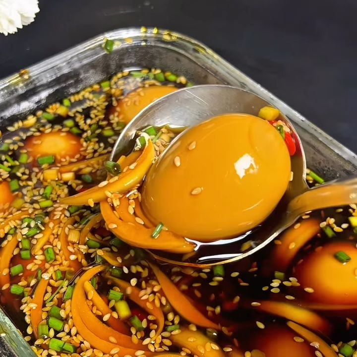 trứng ngâm tương lòng đào