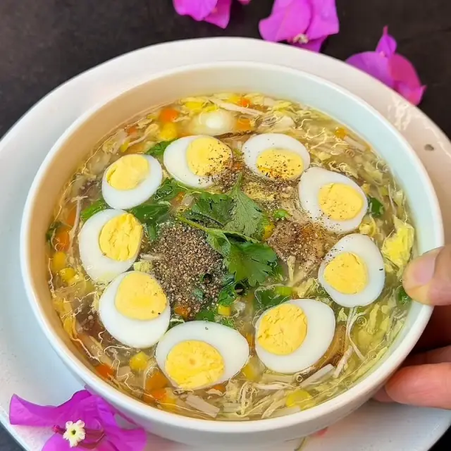 S&uacute;p g&agrave; ng&ocirc; nấm: c&aacute;ch nấu s&aacute;nh mịn, ngọt thơm từ ức g&agrave; luộc